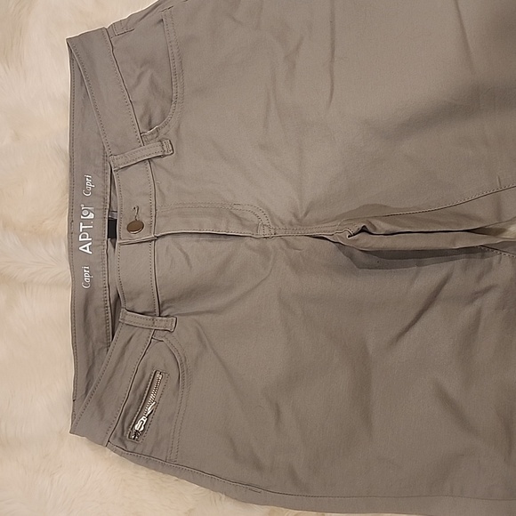 Apt 9 Grey Stretch Capris - Picture 2 of 4